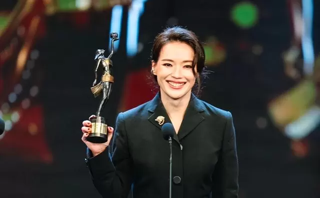 梁家辉第五次获金像奖最佳男主角,廖子妤凭《像我这样的爱情》摘后冠 _ 细节速览 梁家辉第五次获金像奖最佳男主角,廖子妤凭《像我这样的爱情》摘后冠 _ 细节速览