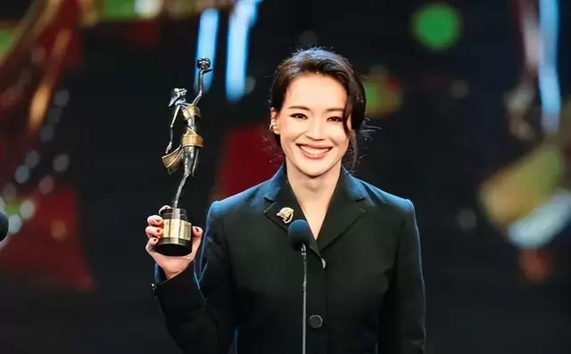 梁家辉廖子妤获第44届香港电影金像奖最佳主角,舒淇凭《女孩》摘新晋导演奖 _ 相关图片 梁家辉廖子妤获第44届香港电影金像奖最佳主角,舒淇凭《女孩》摘新晋导演奖 _ 相关图片