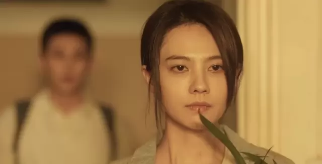 《黑夜告白》乔素清角色疑云浮现，楼梯坠亡与断香细节引观众重审剧情逻辑 _ 相关图片