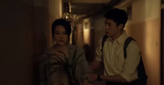 《黑夜告白》乔素清角色疑云浮现，楼梯坠亡与断香细节引观众重审剧情逻辑 _ 现场图