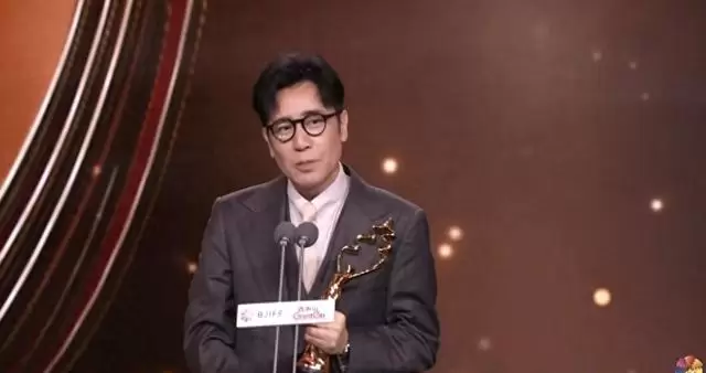 于和伟凭《森中有林》获北影节最佳男主角 _ 现场图 于和伟凭《森中有林》获北影节最佳男主角 _ 现场图