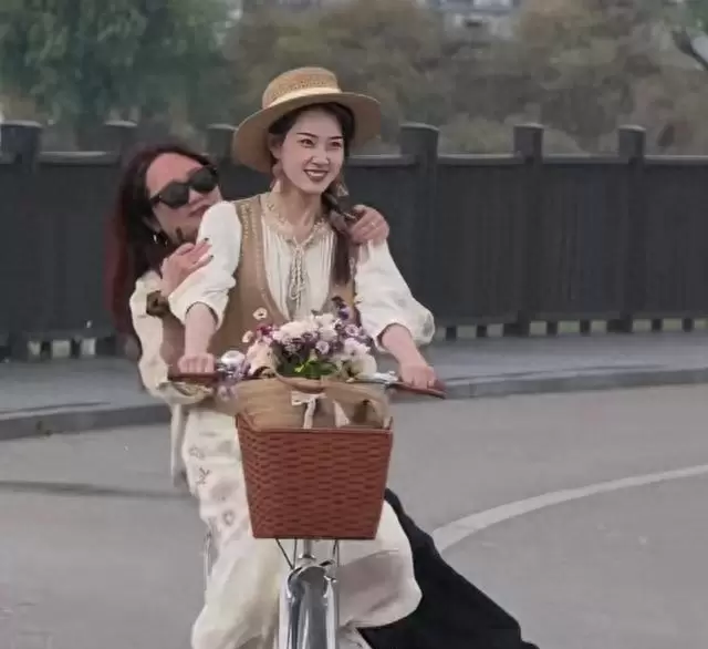 郭宇欣与诗帆骑行勘景《春日来信》外景地 _ 现场图 郭宇欣与诗帆骑行勘景《春日来信》外景地 _ 现场图