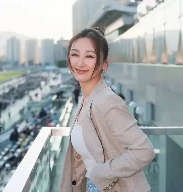 高海宁晒1994年母女合照,《寒战1994》宣传期延拍 _ 现场图 高海宁晒1994年母女合照,《寒战1994》宣传期延拍 _ 现场图