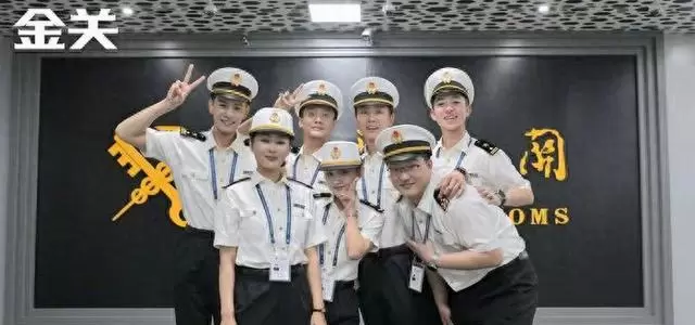 《金关》开播9.3分跌至4分,海关题材剧真实性遭质疑 _ 现场图 《金关》开播9.3分跌至4分,海关题材剧真实性遭质疑 _ 现场图