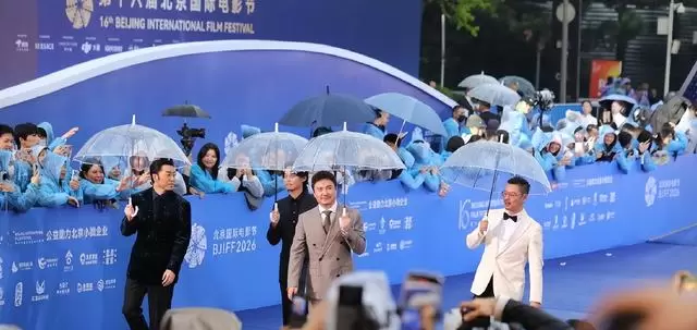 张颂文北影节后台合照辟谣座位争议,张小斐万字分镜笔记引业内关注 _ 相关图片 张颂文北影节后台合照辟谣座位争议,张小斐万字分镜笔记引业内关注 _ 相关图片